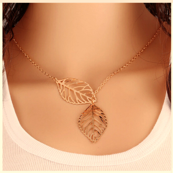 Jewelry - nwt womens gold leaf pendant necklace